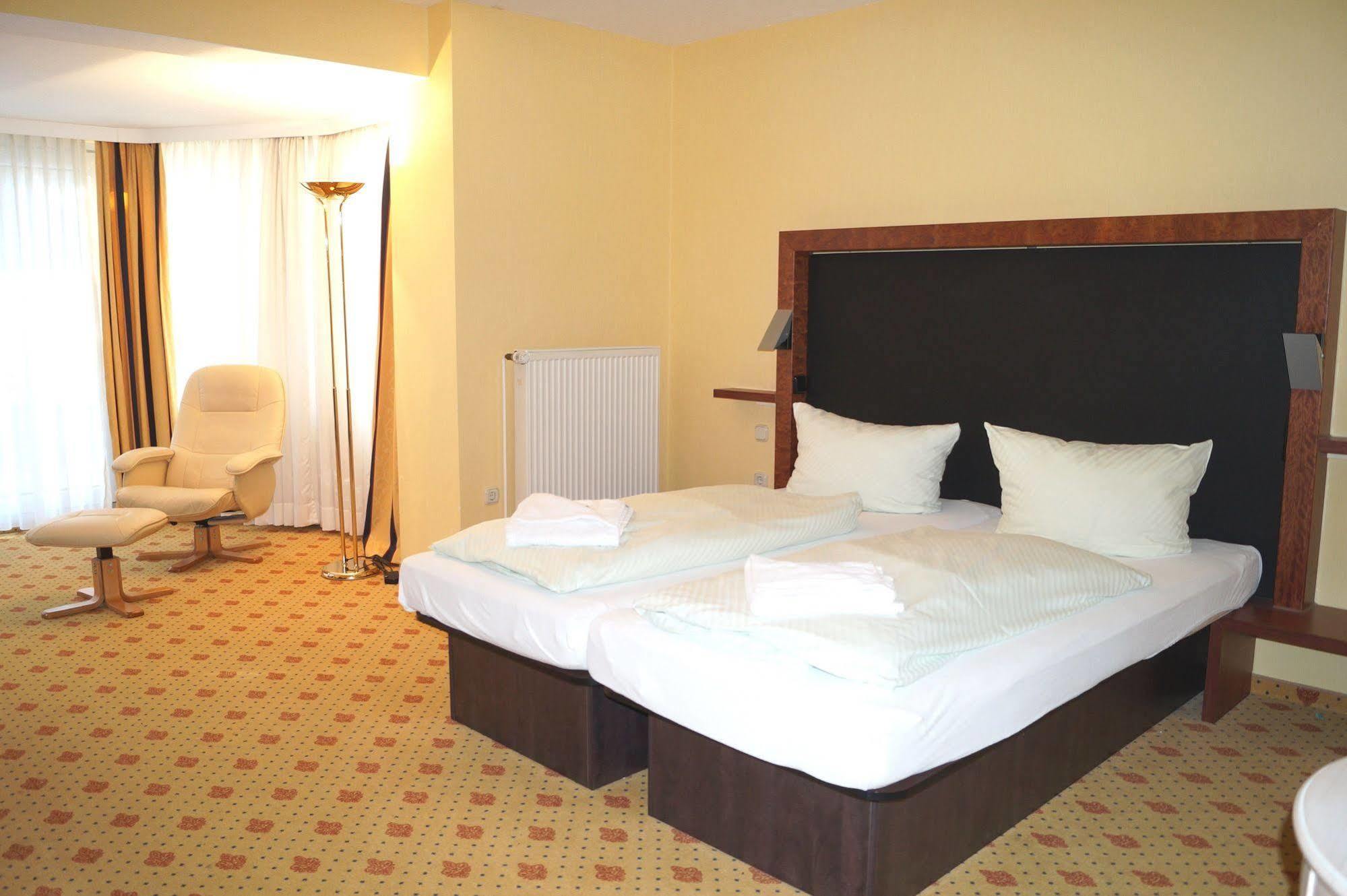 Regiohotel Germania Am Kurpark บัดฮาร์ซบวร์ก ภายนอก รูปภาพ